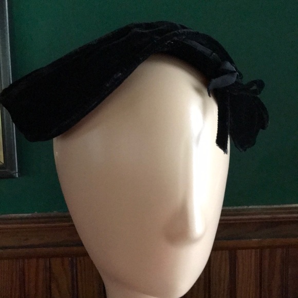 Vintage Accessories - Vintage black velvet hat
